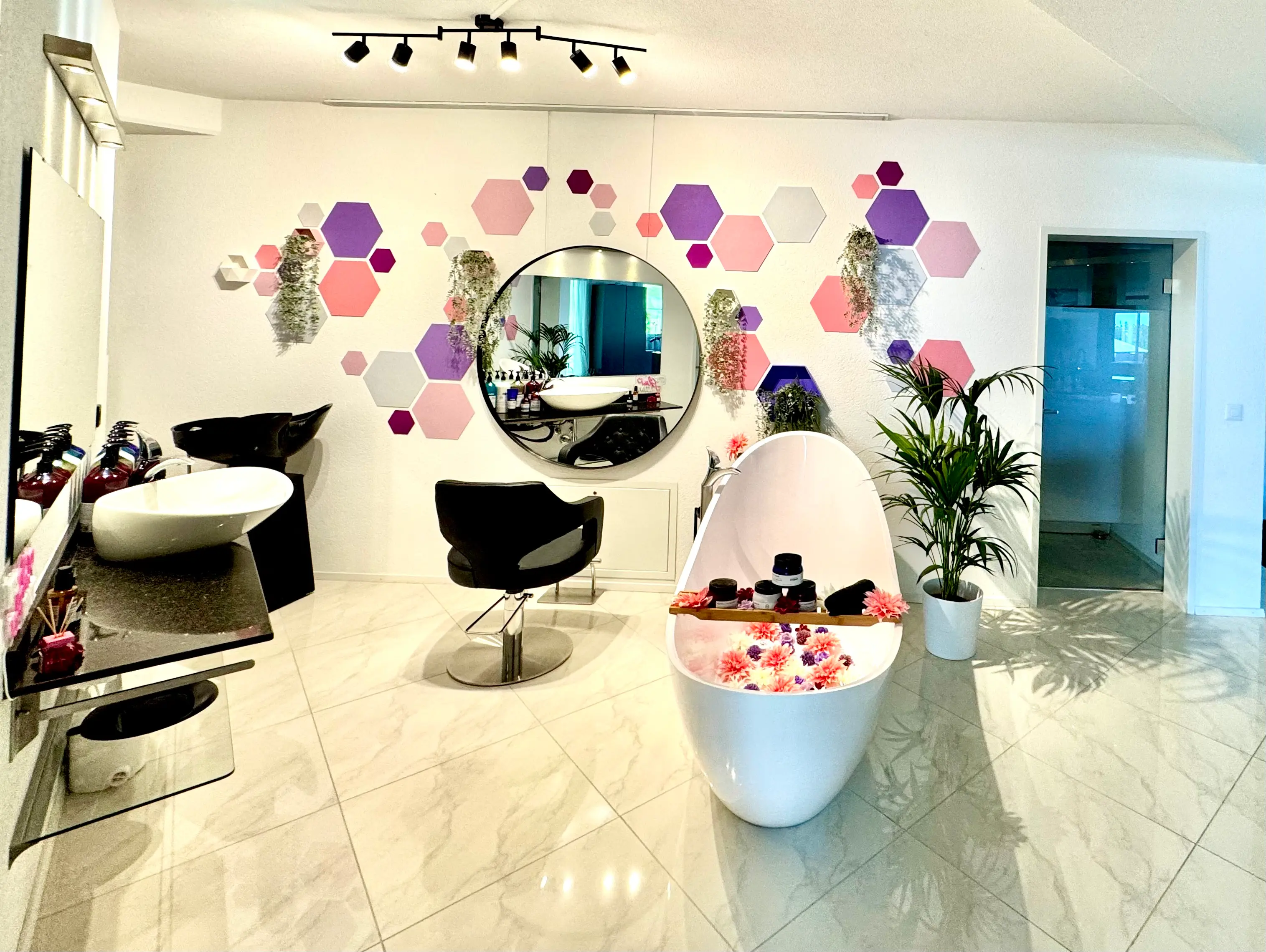Innenansicht des Coiffeur-Salons Hair Glow by Jenny in Ermatingen